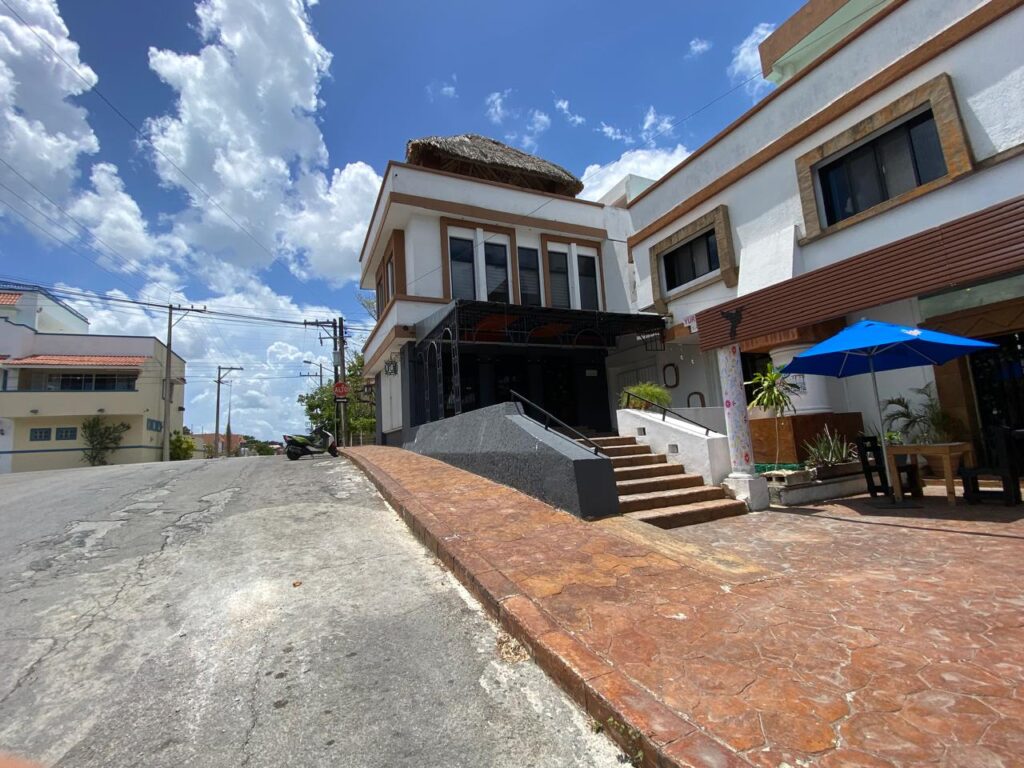 Restaurante. frente al parque 3 de mayo, Iglesia corpus Cristy